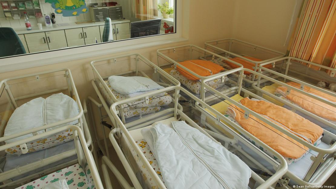 Des lits pour bébé vides dans une maternité. 