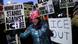 Un manifestante sostiene una pancarta durante una protesta contra la presencia de agentes del ICE en Mineápolis, Minnesota. (Archivo: 27.01.2026) Un manifestante sostiene una pancarta durante una protesta contra la presencia de agentes del ICE en Mineápolis, Minnesota. (Archivo: 27.01.2026)