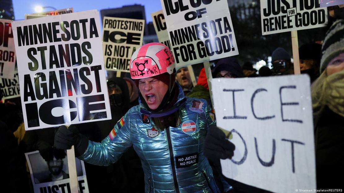 USA Minneapolis 2026 | Demonstranten halten Schilder mit Aufschriften in die Höhe, die sich gegen die Einwanderungsbehörde ICE richten USA Minneapolis 2026 | Demonstranten halten Schilder mit Aufschriften in die Höhe, die sich gegen die Einwanderungsbehörde ICE richten