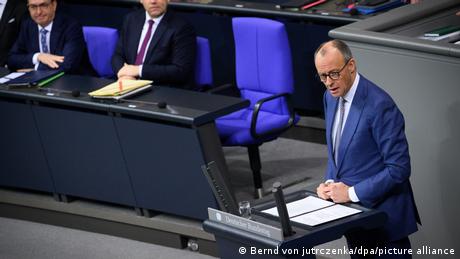 Ο Μερτς στη Βουλή με βολές κατά του Τραμπ