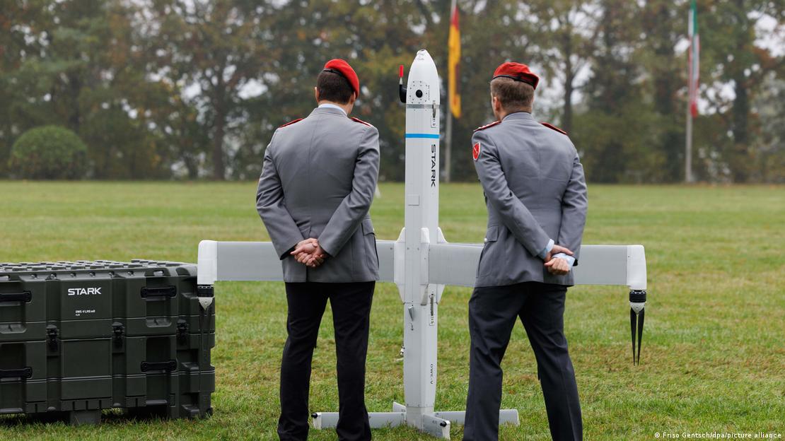 Gjermani 2025 | Dron Loitering Munition System Virtus dhe dy ushtarë duke e shikuar Gjermani 2025 | Dron Loitering Munition System Virtus dhe dy ushtarë duke e shikuar