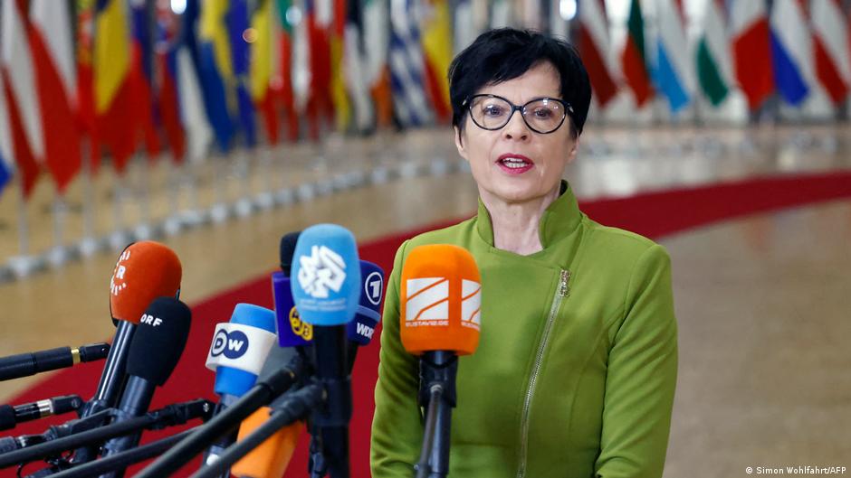 Евросоюз приостановил финансирование Сербии