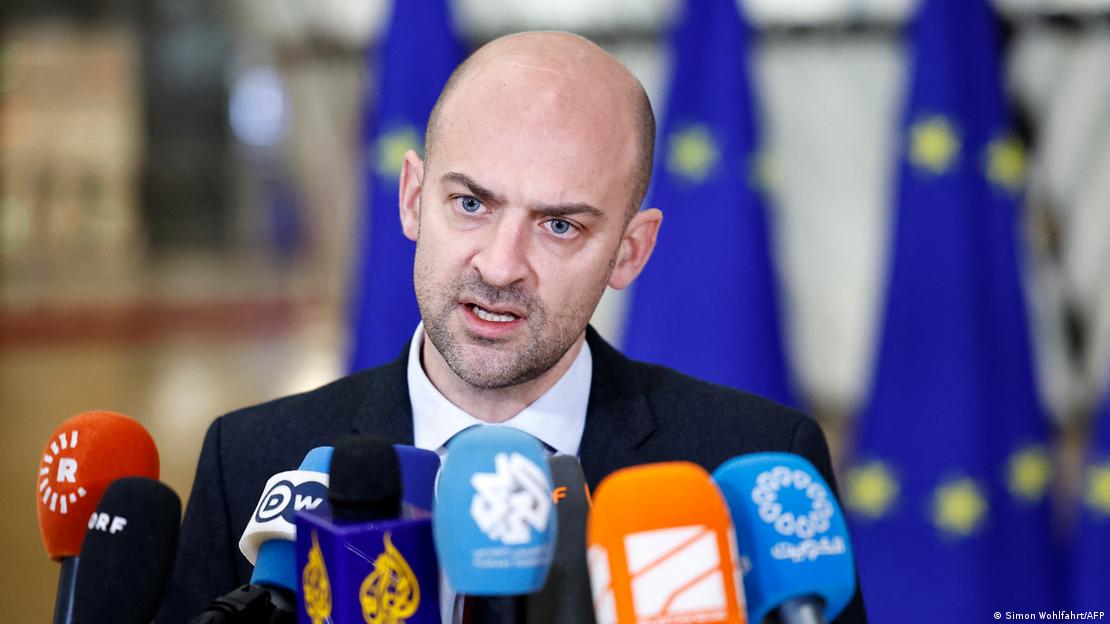 El ministro de Asuntos Exteriores de Francia, Jean-Noël Barrot, habla con periodistas a su llegada a una reunión del Consejo de Asuntos Exteriores de la UE en Bruselas.