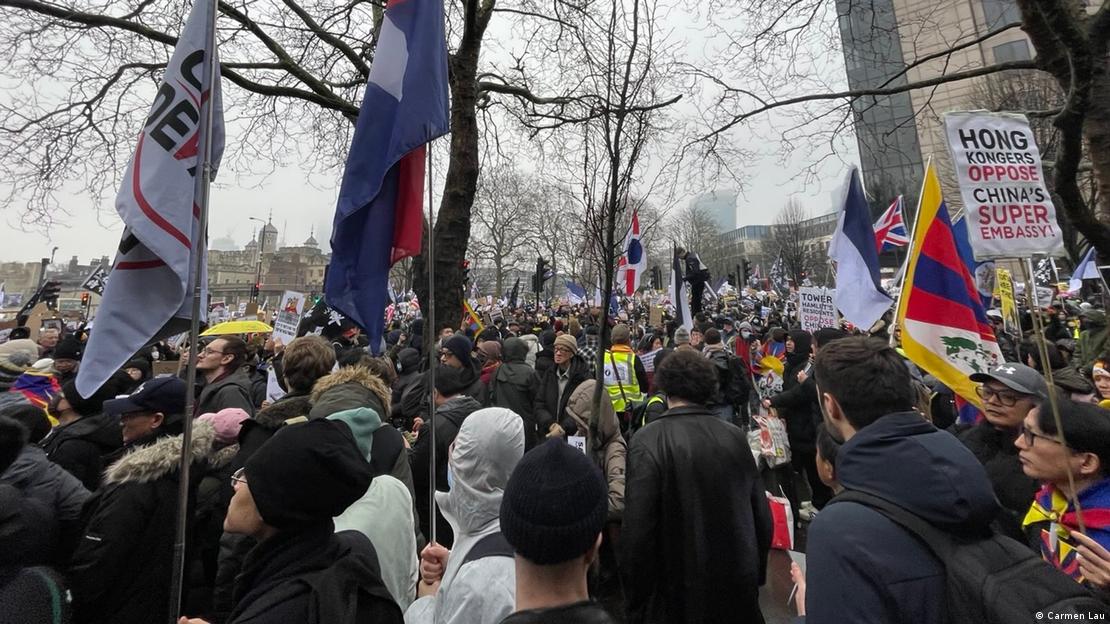 图为反对中国超级大使馆计划的示威行动在2025年2月8日首次举行。（图片来源：刘珈汶提供）