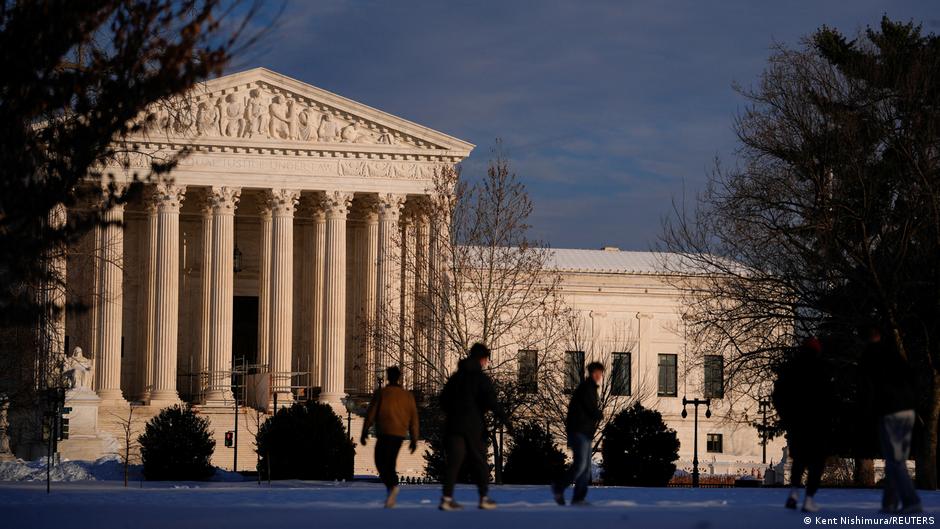 Trump'a ağır darbe: 

ABD Yüksek Mahkemesi, Trump'ın göreve gelmesinden bu yana dünyanın birçok ülkesi için ilan ettiği gümrük vergilerini iptal etti