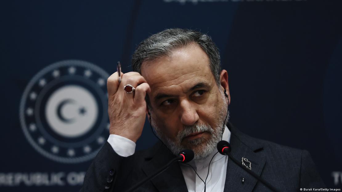 İran Dışişleri Bakanı Abbas Arakçi geçen hafta gerçekleştirdiği İstanbul ziyareti sırasında düzenlenen basın toplantısında konuşurken kafasını kaşıyor.