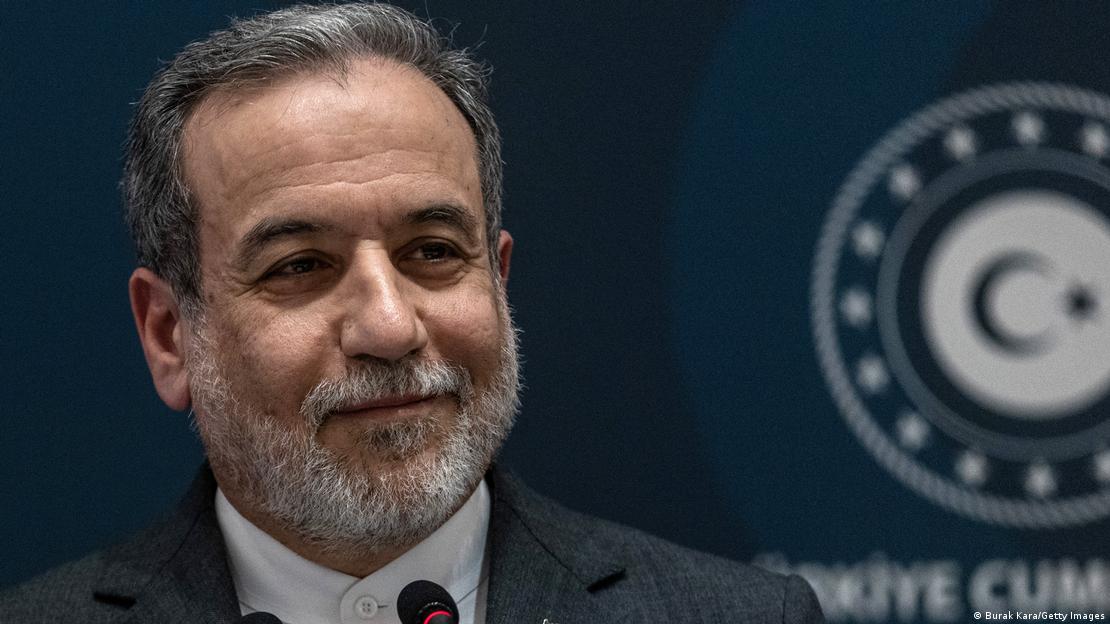 İran Dışişleri Bakanı Abbas Arakçi basın toplantısında açıklama yaparken.