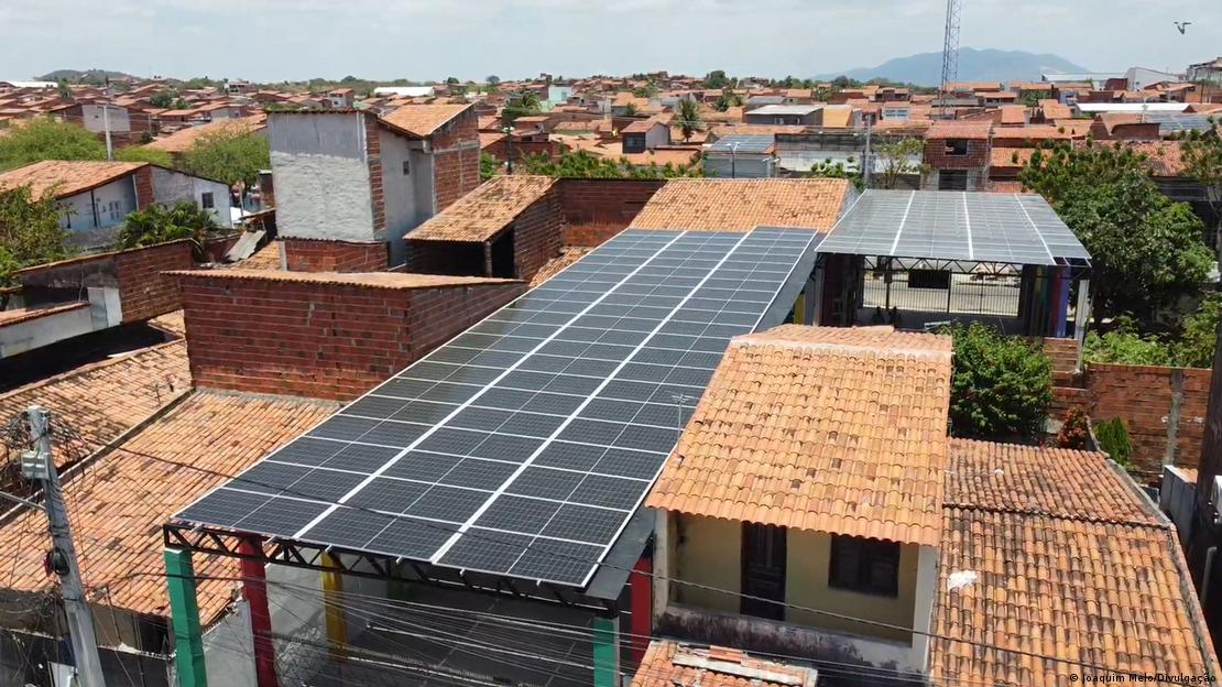 Vista aérea da usina solar do Conjunto Palmeiras