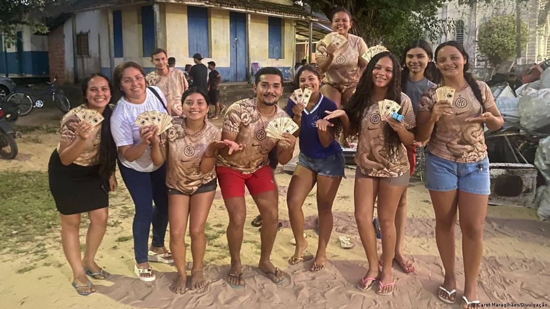 Moradores de Igarapé-Açú mostra a moeda verde
