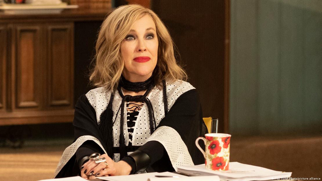 O'Hara en una escena de "Schitt's Creek", por la que ganó el premio a mejor actriz en una serie de televisión, musical o comedia en los Globo de Oro de 2021 (28.02.2021) O'Hara en una escena de "Schitt's Creek", por la que ganó el premio a mejor actriz en una serie de televisión, musical o comedia en los Globo de Oro de 2021 (28.02.2021)