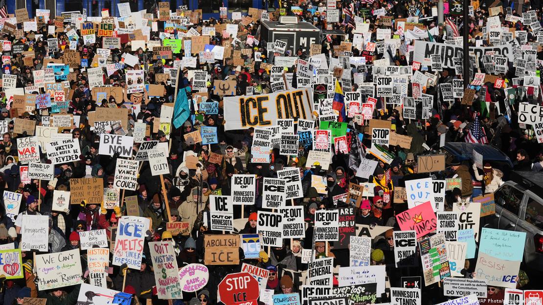 USA Minneapolis 2026 | Demonstration gegen Einwanderungsrazzien und ICE in Minneapolis: Blick auf zahlreiche Menschen, von denen sehr viele Pappschilder mit Forderungen halten, zu lesen ist u.a. "Stop ICE", "ICE out" und "Murderers" (30.01.2026)