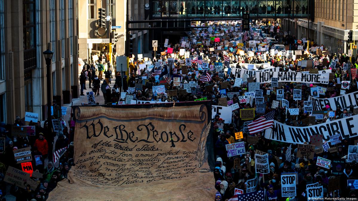 Miles marchan en Mineápolis y Nueva York contra ICE
