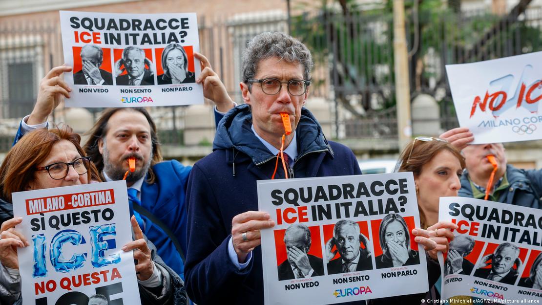 Демонстранти со плакати против ИЦЕ, американската имиграциска служба