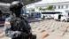 En la imagen se observa a un militar ecuatoriano custodiando varios paquetes de drogas decomisados en un operativo. En la imagen se observa a un militar ecuatoriano custodiando varios paquetes de drogas decomisados en un operativo.