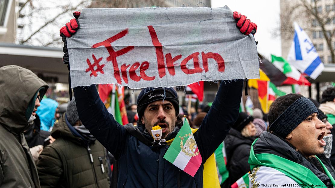 ایران میں بادشاہت کی بحالی کے حامی حلقے (جرمنی میں لی گئی بالائی تصویر) اپنے ملک پر اسرائیل اور امریکہ کے فوجی حملوں کی واضح طور ہر تائید کرتے ہیں ایران میں بادشاہت کی بحالی کے حامی حلقے (جرمنی میں لی گئی بالائی تصویر) اپنے ملک پر اسرائیل اور امریکہ کے فوجی حملوں کی واضح طور ہر تائید کرتے ہیں