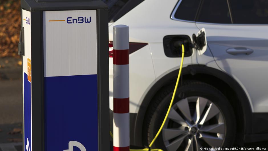 Auto spalinowe czy elektryczne: kiedy robi się taniej?