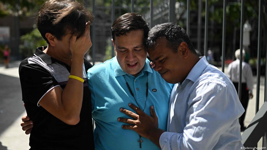 Javier Tarazona, activista de derechos humanos venezolano, es puesto en libertad luego de cuatro años de prisión, y familiares lo rodean abrazándolo. (1.02.2026). Javier Tarazona, activista de derechos humanos venezolano, es puesto en libertad luego de cuatro años de prisión, y familiares lo rodean abrazándolo. (1.02.2026).