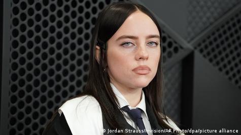 Bad Bunny e Billie Eilish criticam o ICE ao receber o Grammy
