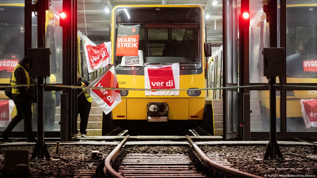 Ver.di'nin uyarı grevi yazılı dövizlerinin asılı olduğu bir tren