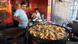 Un hombre cocina snacks callejeros en India.