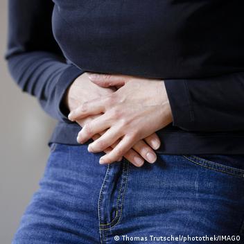 يتكيف الميكروبيوم الموجود في أمعائنا مع النظام الغذائي لبلد المنشأ ويسهل أن يضطرب عند حدوث تغيير مفاجئ. لكن المعدة والأمعاء يمكن أن تتكيف مع الوقت مع بلد الوجهة.