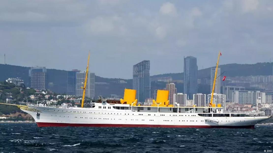 Görselde Savarona yatı görülüyor