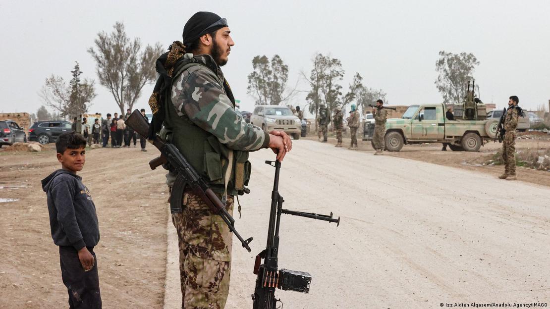 Suriye askerleri, Kürt özerk bölgelerine doğru ilerleyen Suriye İçişleri Bakanlığı konvoyunu koruyor