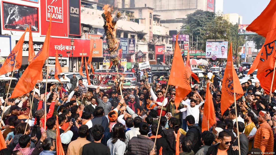 بجرنگ دل کے کارکنان بنگلہ دیش میں ہندوؤں پر ڈھائے جانے والے مظالم کے خلاف احتجاج کرتے نظر آ رہے ہیں  
