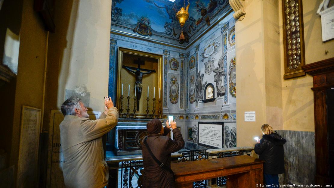 Turistas fotografam afresco de Meloni