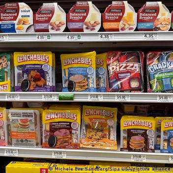 researchers suggest ultra-processed foods need regulation like tobacco products What if the next major public health battle isn't but foods? A new NPR article highlights emerging research suggesting that some of the same strategies once used by tobacco companiesincluding Ultra-processed foods 'engineered' like cigarettes: