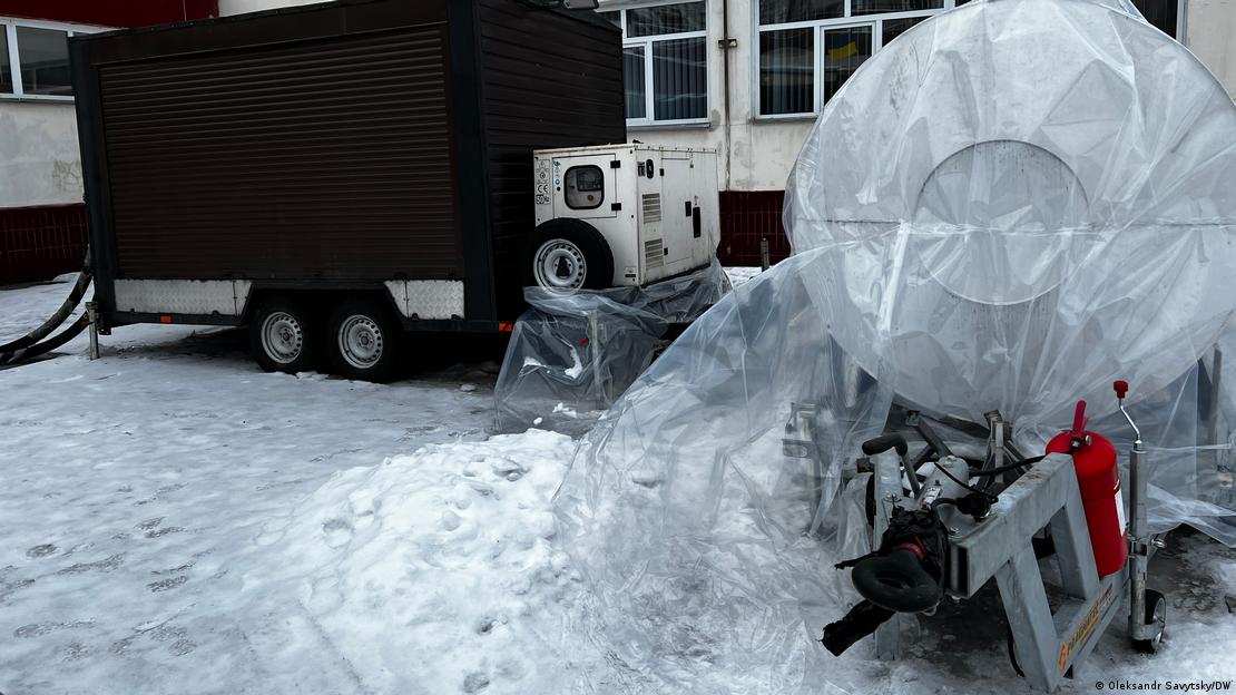 Un sistema de calefacción móvil para una escuela en Kiev, entre el hielo. Aún debe ser conectado, dice la vicedirectora, Liudmila Vakulenko.