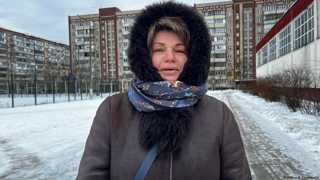 Tetiana, directora de una empresa de gestión inmobiliaria, en una calle congelada en Kiev, abrigada con una chaqueta con capucha con piel y bufanda.
