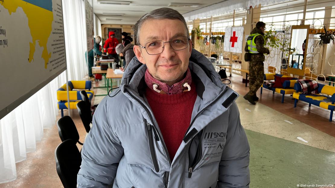 Valerii, habitante de Kiev, sonriente y abrigado, en uno de los "puntos de invencibilidad" , donde hay calefacción y agua, así como electricidad, para los habitantes de la capital ucraniana que sufren los efectos de la guerra.