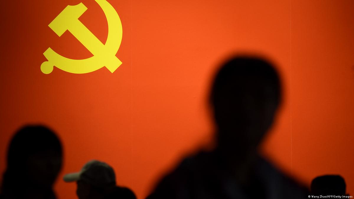 《纽约时报》前驻华记者王月眉谈到了近年来中国敏感边界的移动——疫情初期武汉的医护愿意分享经历，如今几乎不可能采访到体制内医院工作人员；2020、2021年找教授做专家采访很容易，疫情后须先报备，现在极难；就连经济、就业、内卷都已成为敏感话题。