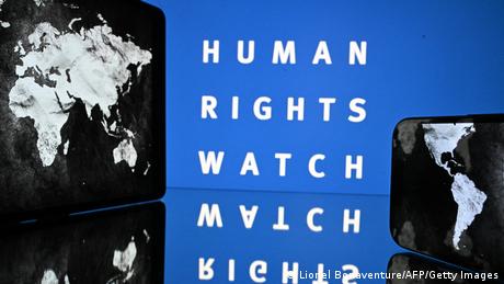 Die Organisation Human Rights Watch hat einen globalen Angriff auf die Menschenrechte angeprangert.
