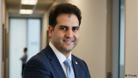 تصویری از سینا یوسفی، وکیل دادگستری و پژوهشگر حقوق بین‌الملل