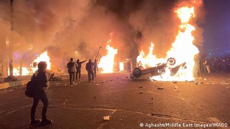 Иран Техеран 2026 | Демонстрантите блокираат улица со запалени автомобили