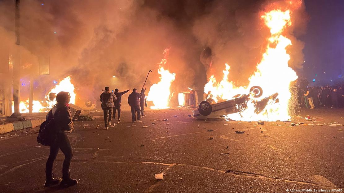 Ocak ayındaki protesto gösterileri sırasında Tahran'daki protestocuların ateşe verdikleri araçlar yanarken. Ocak ayındaki protesto gösterileri sırasında Tahran'daki protestocuların ateşe verdikleri araçlar yanarken.