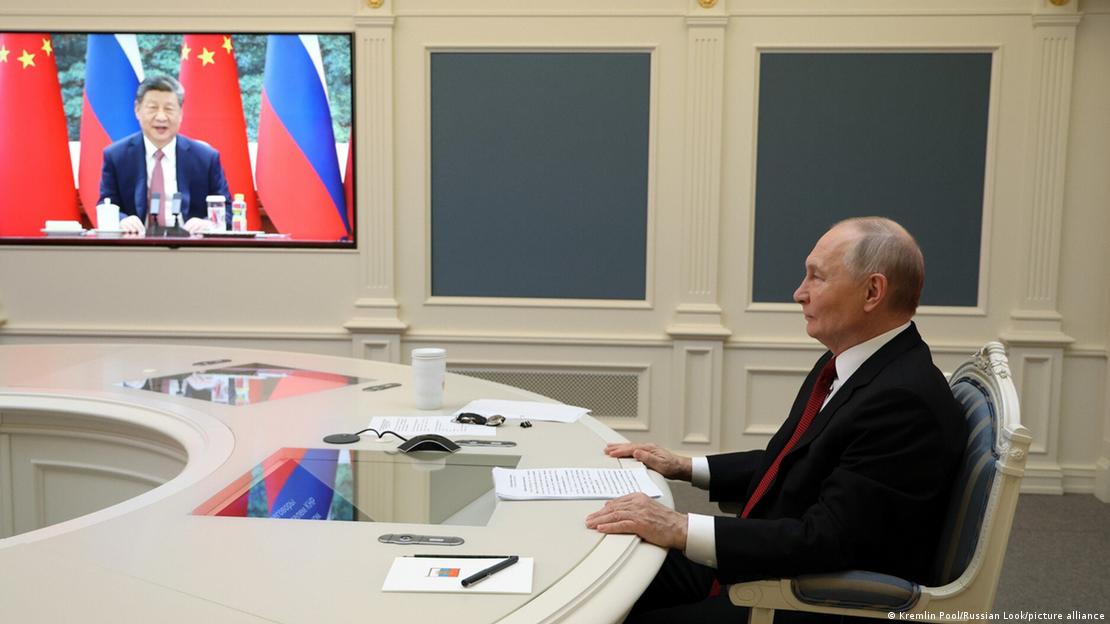 Rusya Devlet Başkanı Vladimir Putin'in, Çin Devlet Başkanı Şi Cinping ile düzenlediği video konferansı esnasında çekilmiş fotoğrafları.