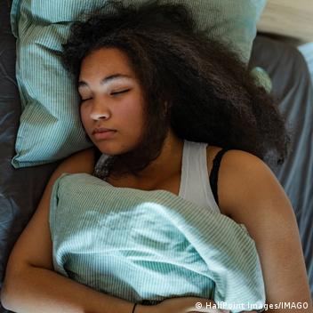 تُظهر قياسات النشاط الكهربائي في أدمغة الأشخاص الذين يمشون أثناء النوم موجات دماغية بطيئة وكبيرة تدل على نوم عميق جدا