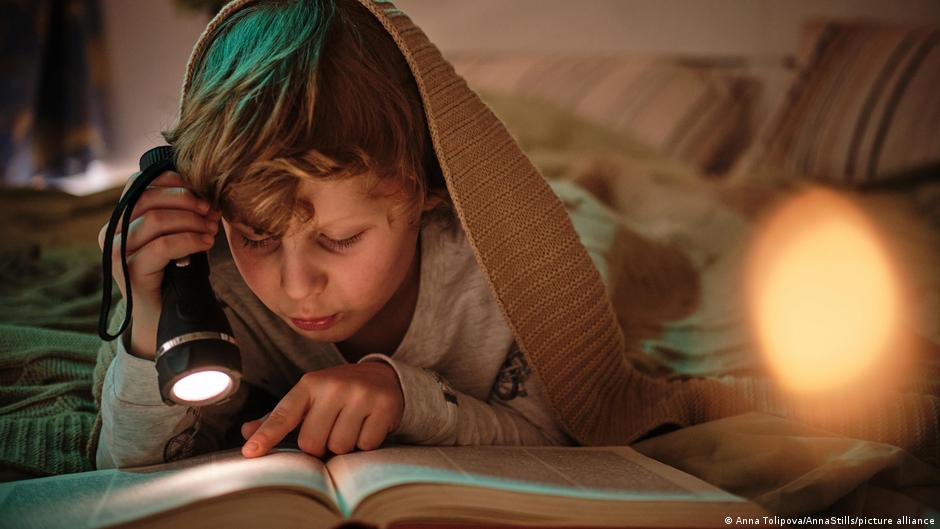 Baterijska lampa za čitanje ispod pokrivača – za mnoge je to uspomena iz detinjstva