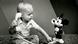 Criança de dois anos brinca com telefone do Mickey Mouse Criança de dois anos brinca com telefone do Mickey Mouse
