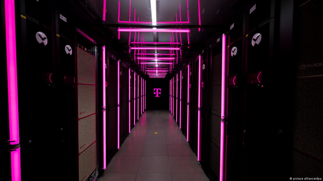 Pogled na serverske ormare u fabrici veštačke inteligencije „Industrial AI Cloud“ tokom ceremonije otvaranja