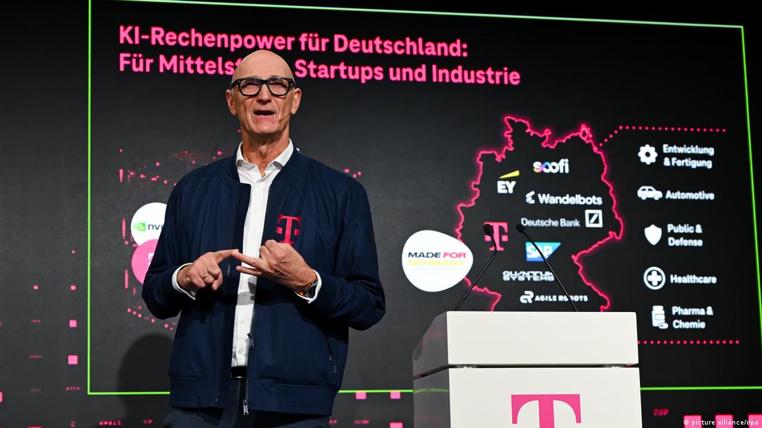 Tim Hetges, izvršni direktor Dojče Telekoma, na otaranju fabrike veštačke inteligencije u Minhenu