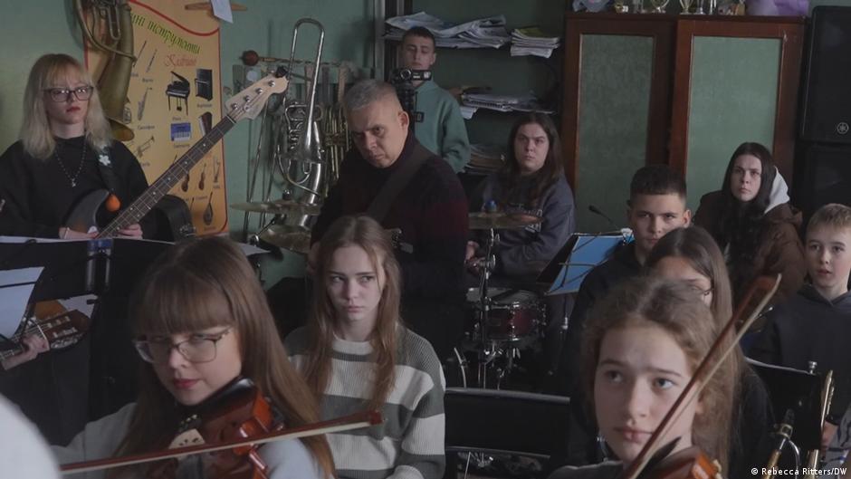 Ukrainian youth orchestra turns noise of war into music