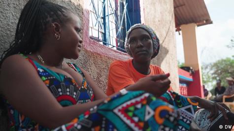 Kenya | Deux femmes assises devant une maison Kenya | Deux femmes assises devant une maison