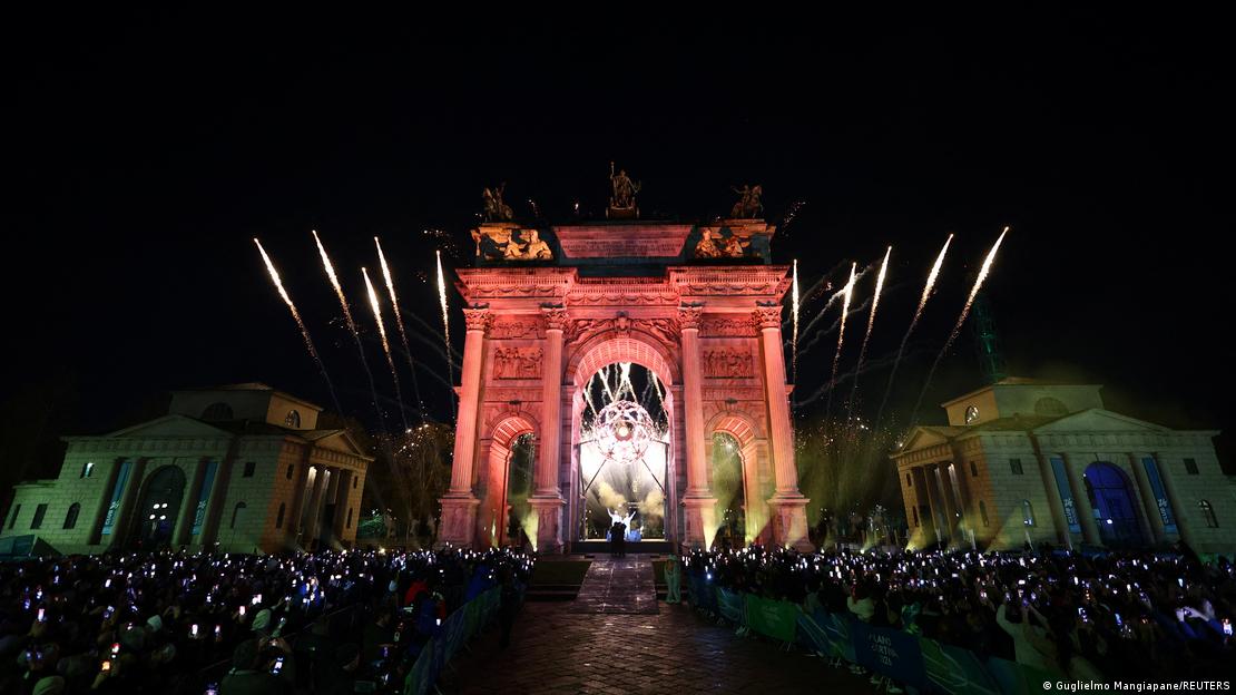 Ndezja e flakës olimpike në Milano në Harkun e Paqes