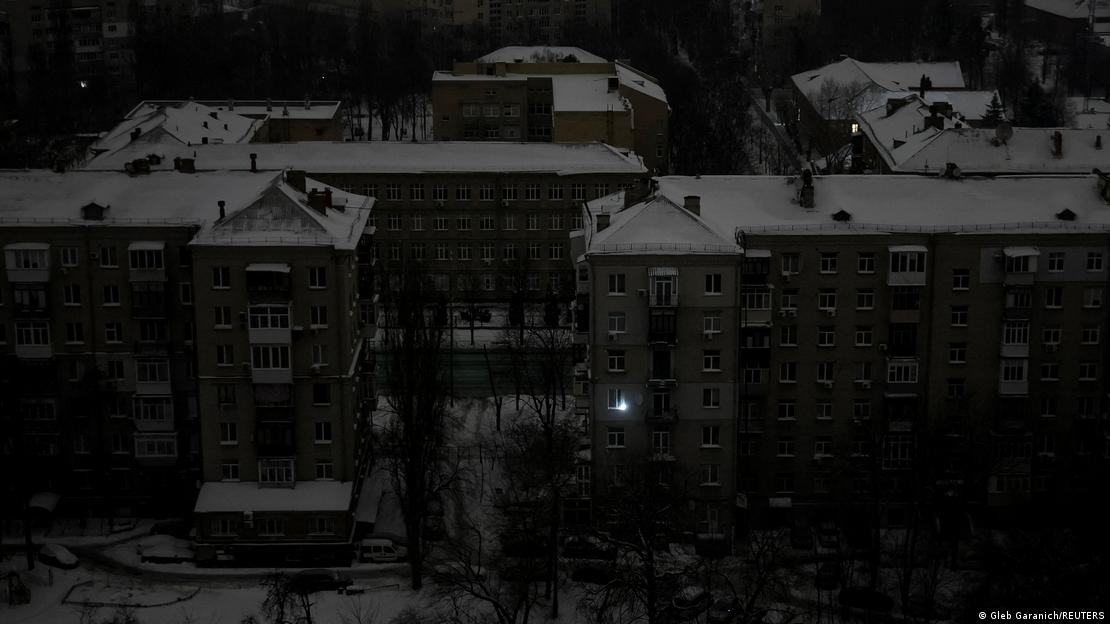 Prédios residenciais no escuro, cobertos de neve