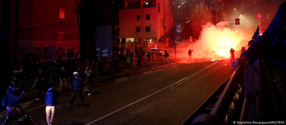 Polícia interveio com bombas de gás e canhões de água em protesto contra impacto dos Jogos e presença do ICE em Milão 