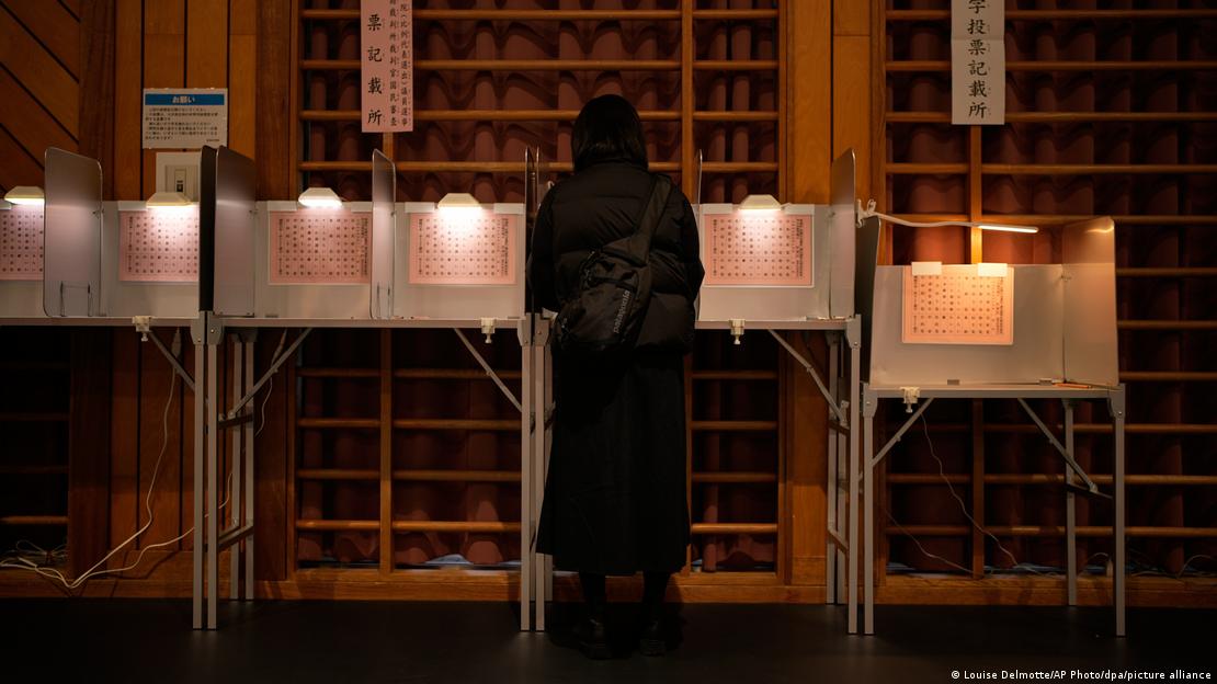 图为日本这次众议院选举的一间投票所。